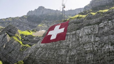 2216787-d06ld4-La-bandiera-svizzera-sul-Säntis (1).jpeg